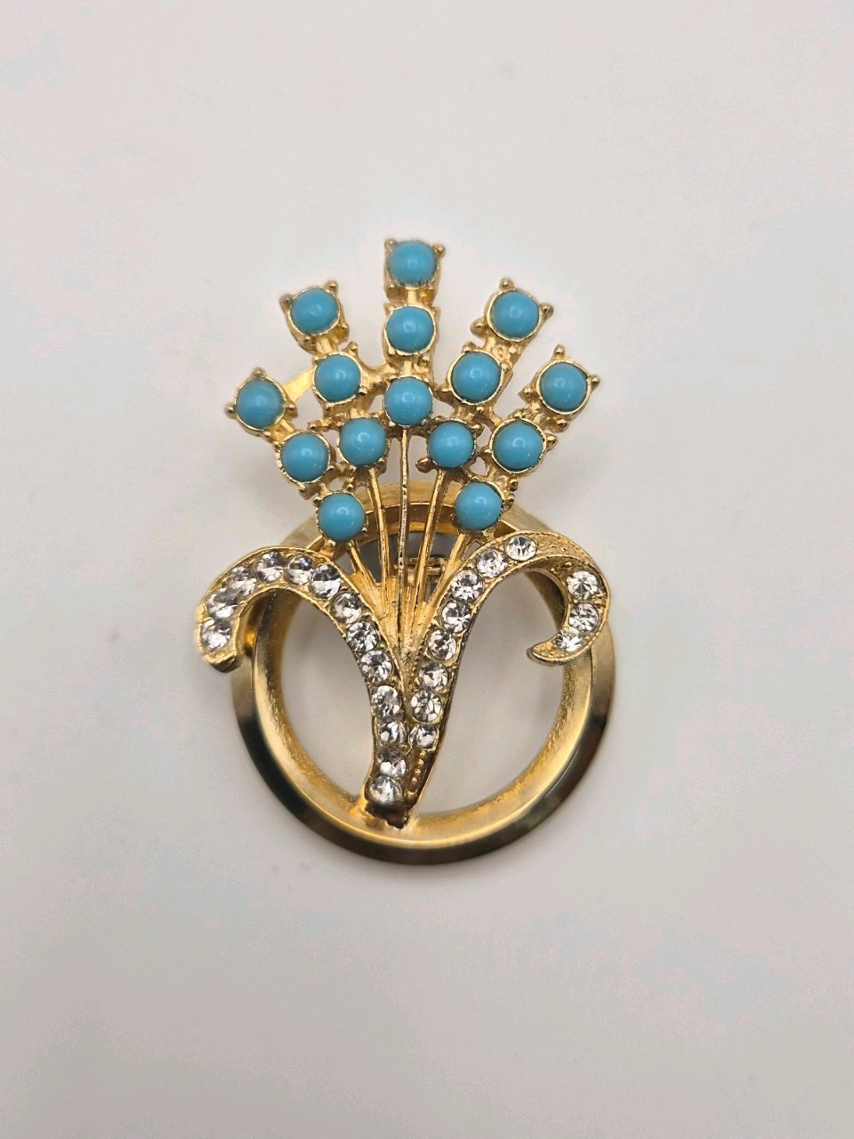 VINTAGE TURQUOISE GLASS CRYSTAL RHINESTONES GOLD TONE FLORAL BOUQUET BROOCH.