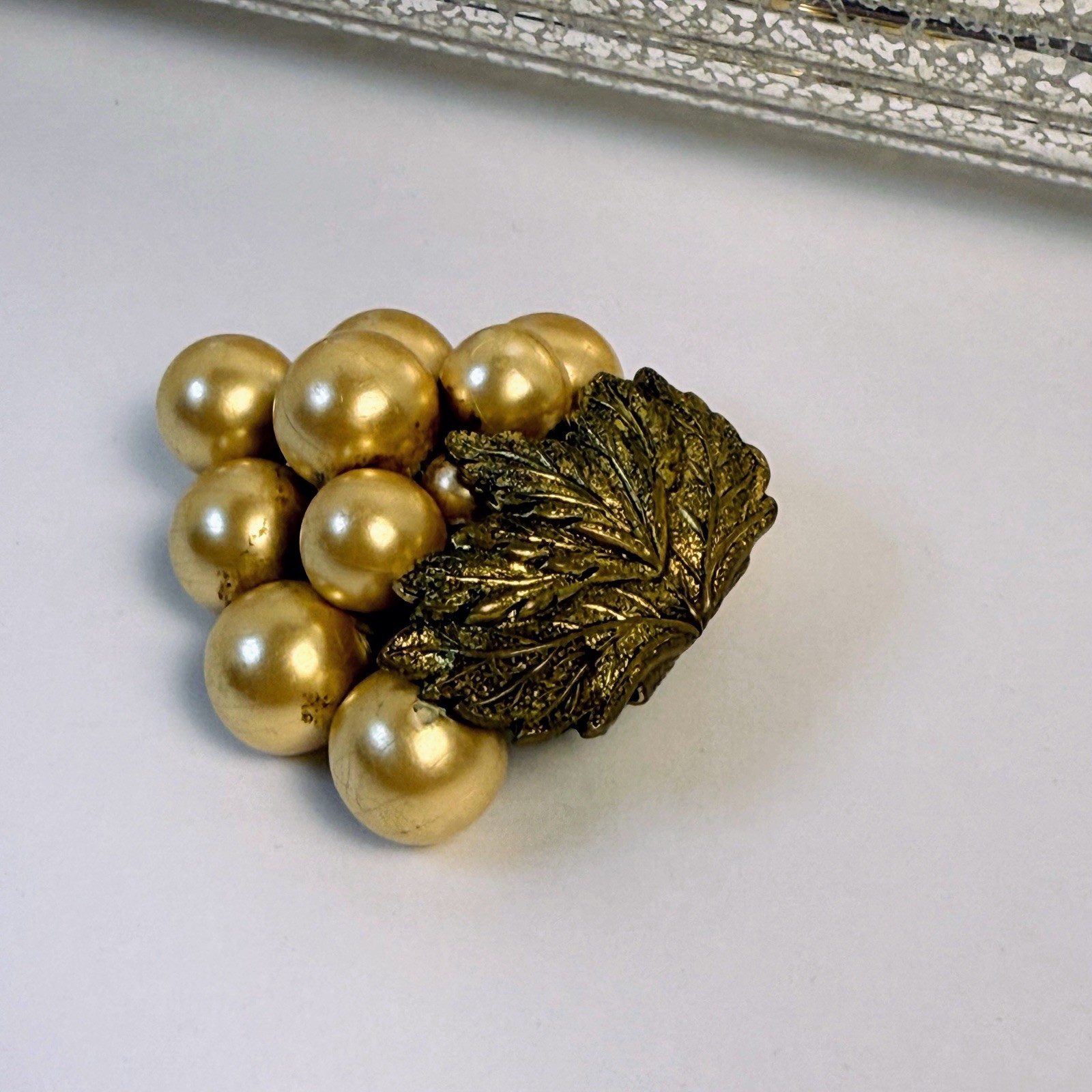 Vintage Gold Tone Bunch Of Grapes Dress Scarf Clip Collectible 2in 0092