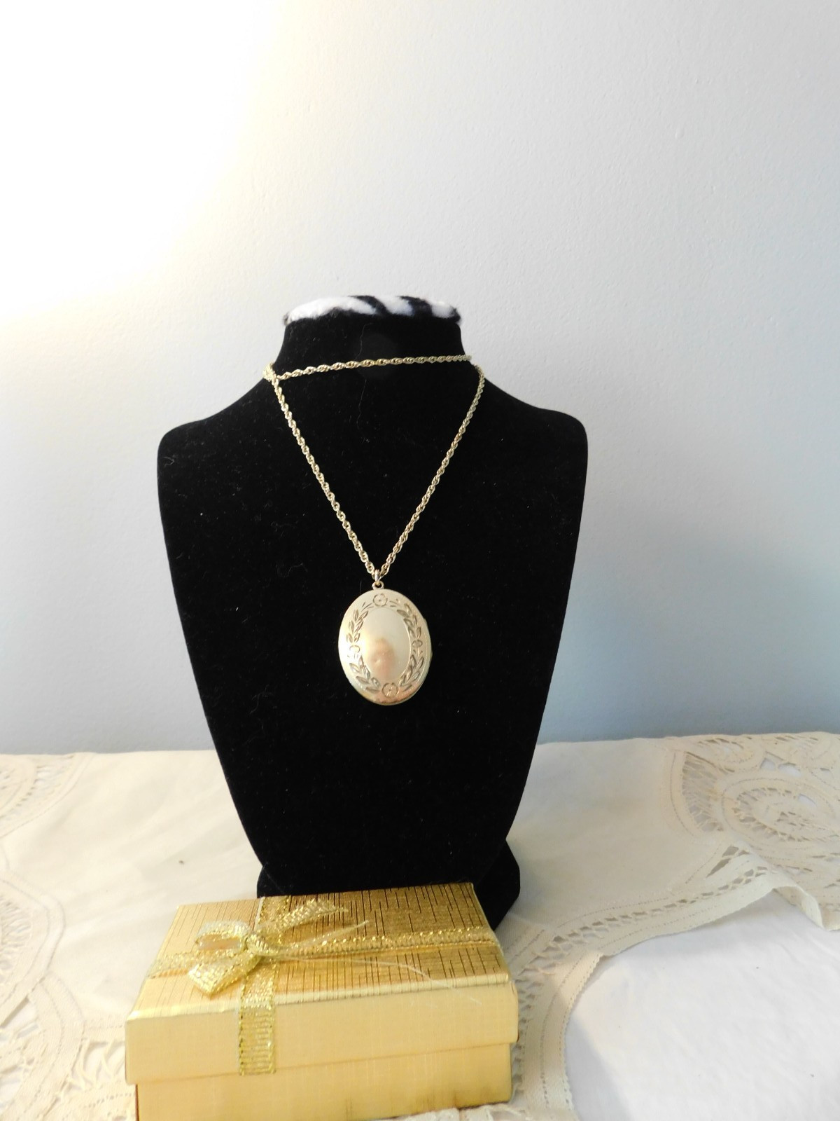 Winard Vintage 12K Gold filled Photo Locket Necklace 16 grams