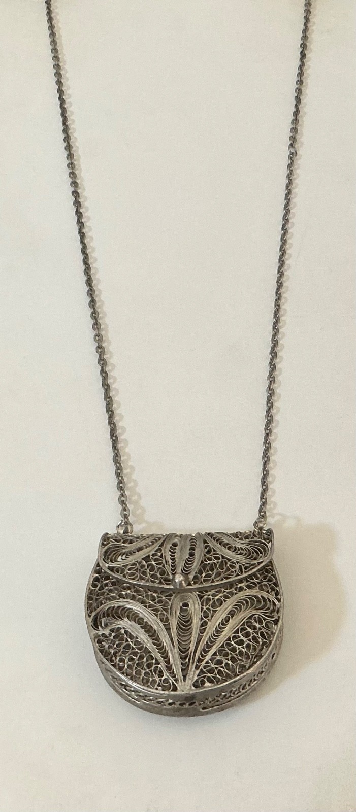 VTG Silver Filigree Coin Purse on 30″ Chain..Beautiful & Delicate