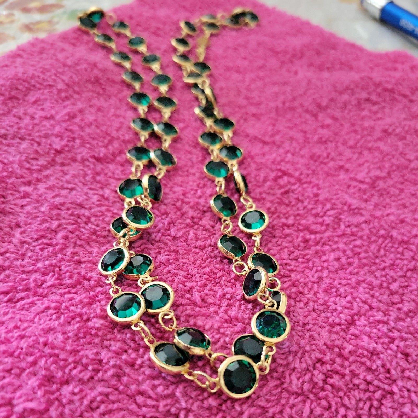 STUNNING, VINTAGE AUSTRIAN USA GREEN CRYSTAL NECKLACE