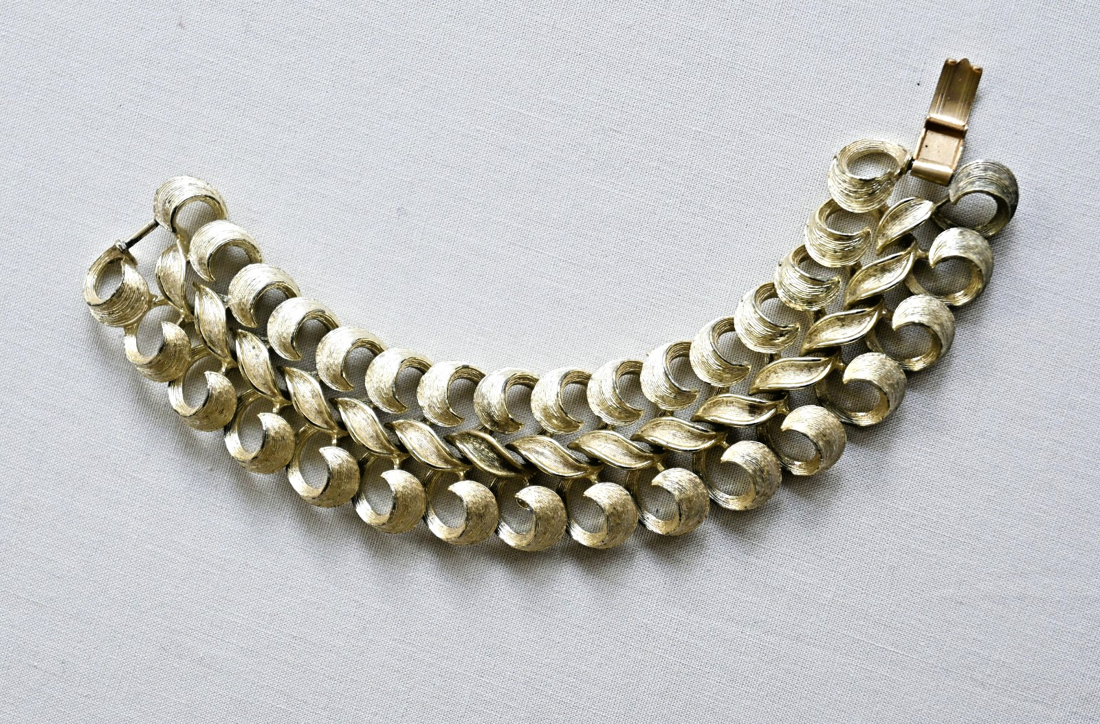 Vintage Lisner Textured Gold Tone Leaf Link Statement Bracelet Signed