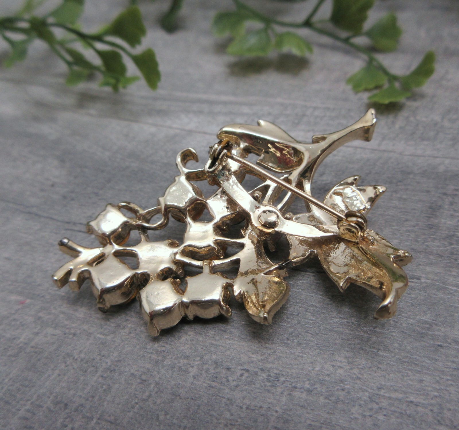 Grape Cluster Brooch Gold Tone Metal Green Rhinestones Mid Century 50s 60s