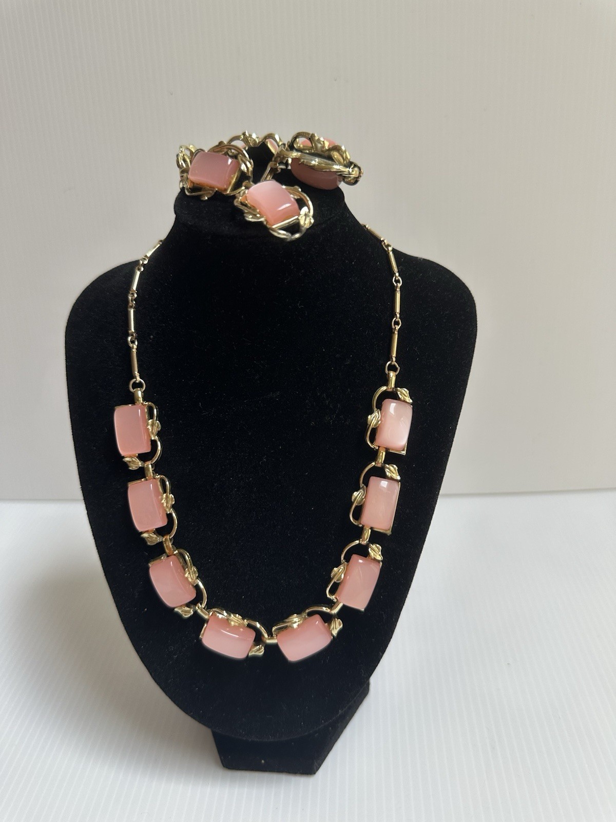 VTG 1950 SIGN CORO SET NECKLACE 17”BRACELET 7’ GOLD TONE THERMOSET PINK MOONGLOW