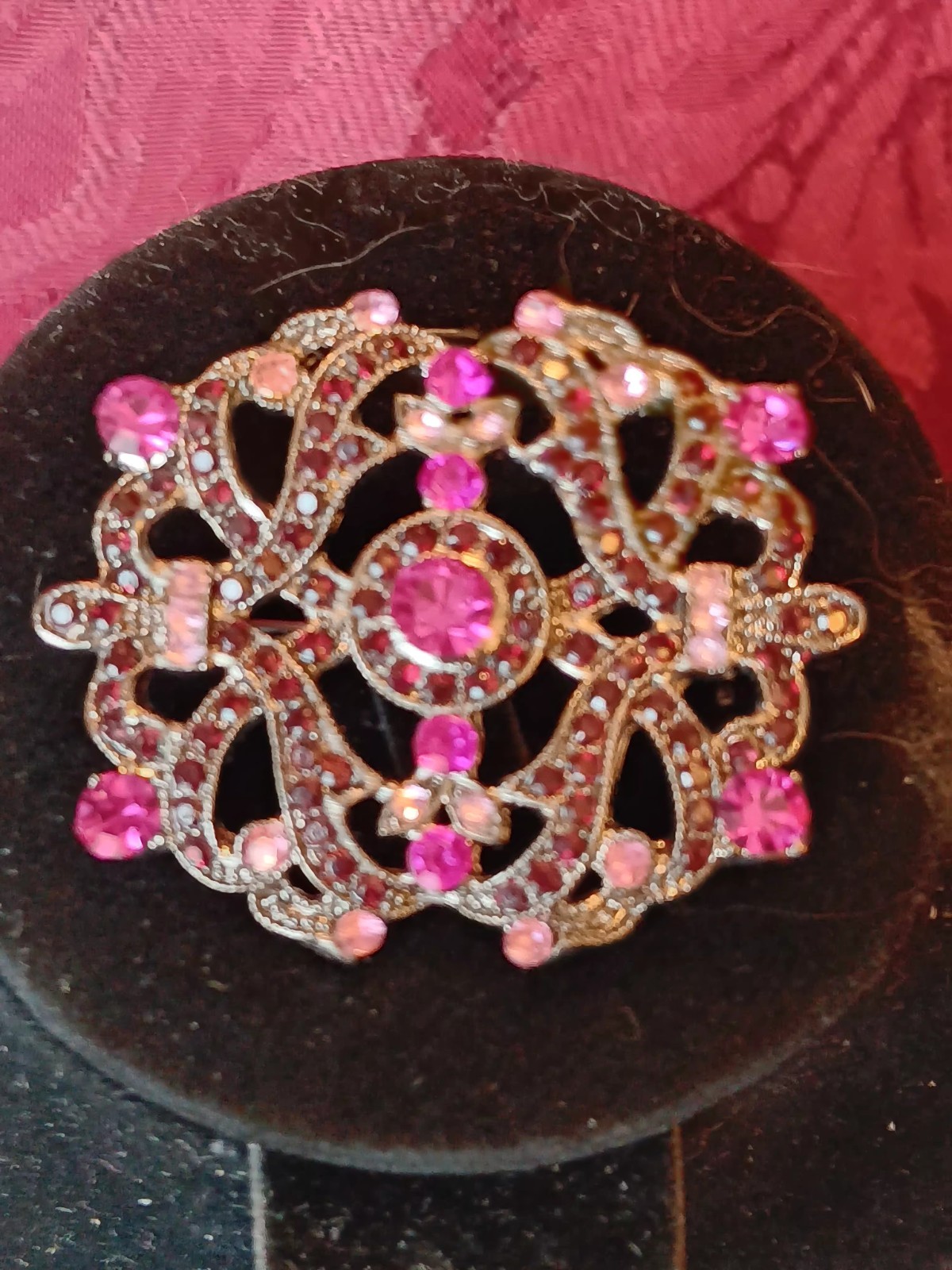 Vintage Goldtone Brooch With Red,pink and Fuchsia Rhinestones