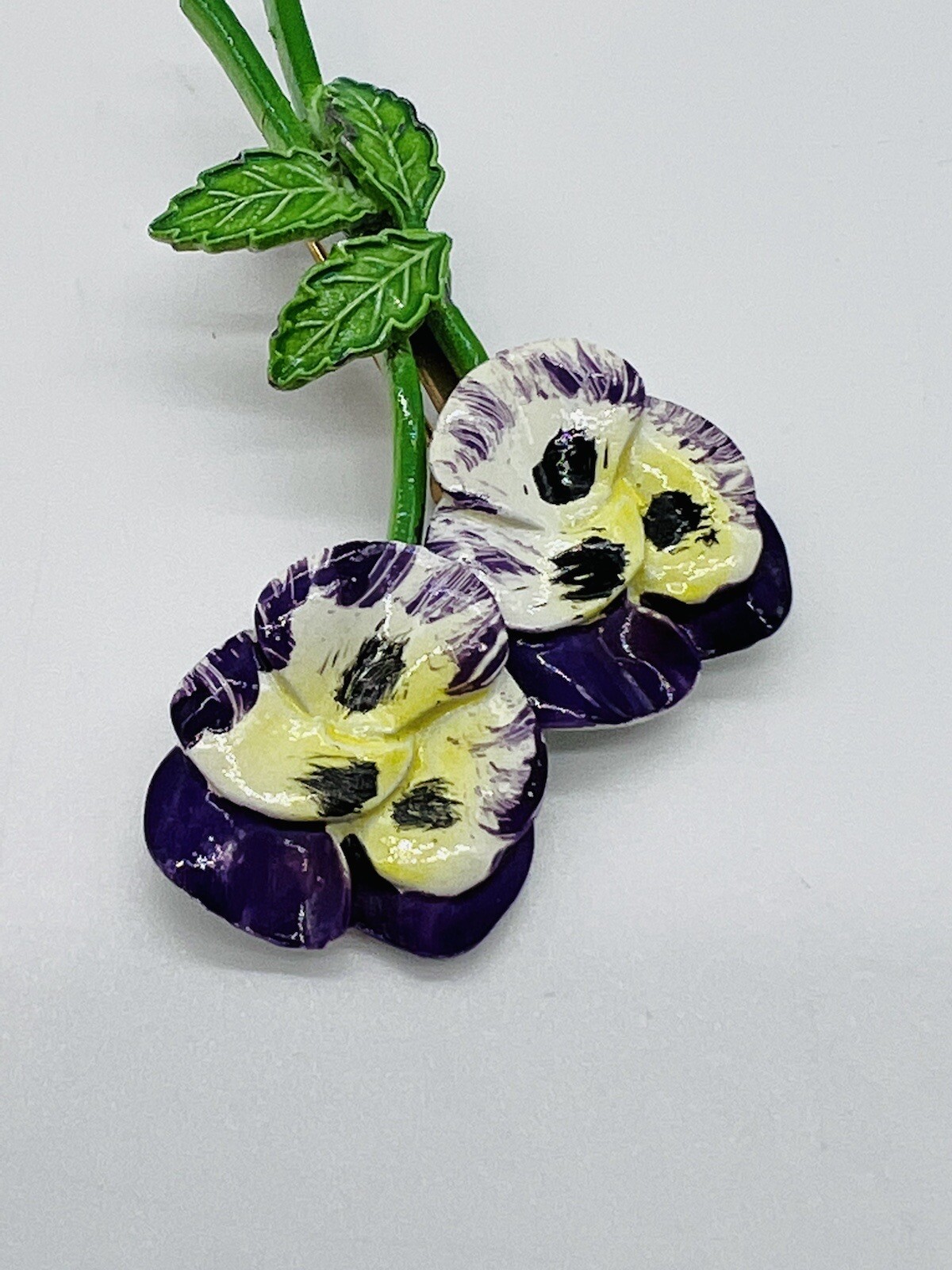 PANSY BROOCH PIN PURPLE AND YELLOW ENAMEL FINISH SPRING TIME EASTER VINTAGE