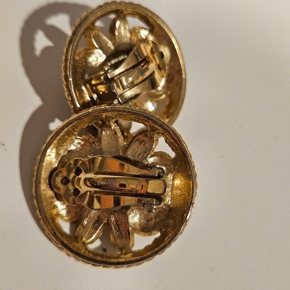 Trifari Vintage Elegant Gold Orange Brown Cream Floral Clip On Earrings Round