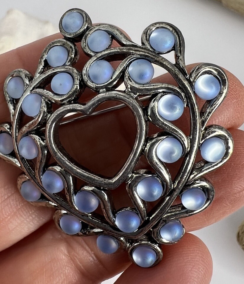 Retro Brooch Pin Heart Shaped Blue Bead Silver Tone Costume Jewelry 🩵