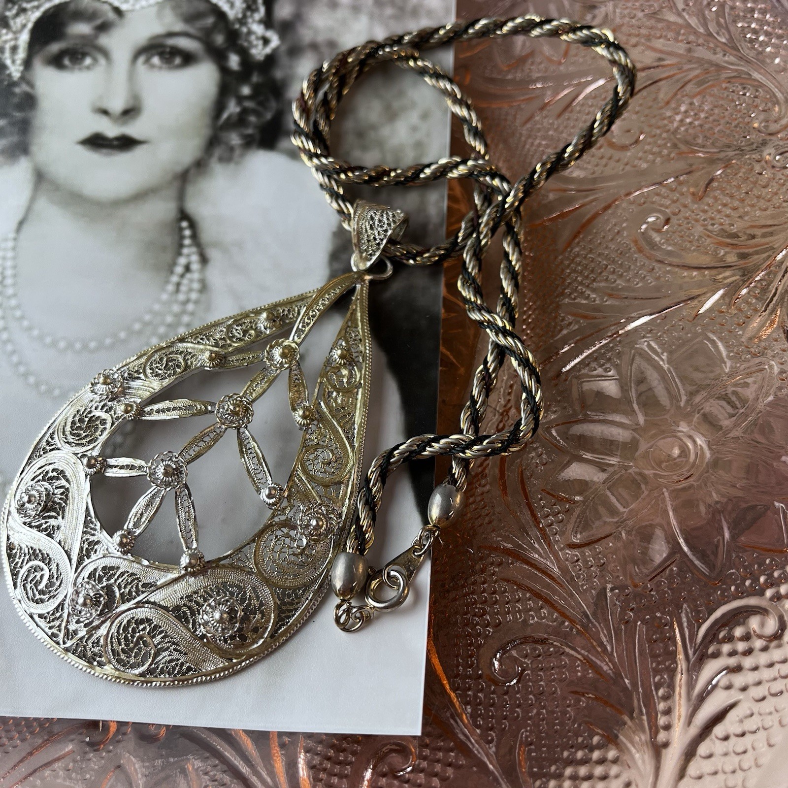 Vintage 1970s Cannetille Filigree 3.5” Pendant Twisted Rope Chain 18” Necklace