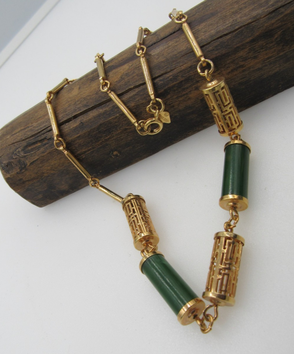 1978 Sarah Coventry Oriental Lanterns Faux Jade Gold Tone Filigree 17″ Necklace