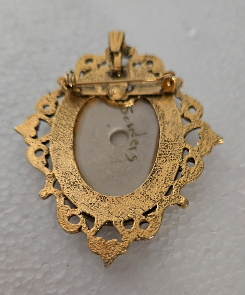 VINTAGE FLORAL BROOCH OR PENDANT WITH GOLD TONE FRAME ~ 2 1/2 INCH