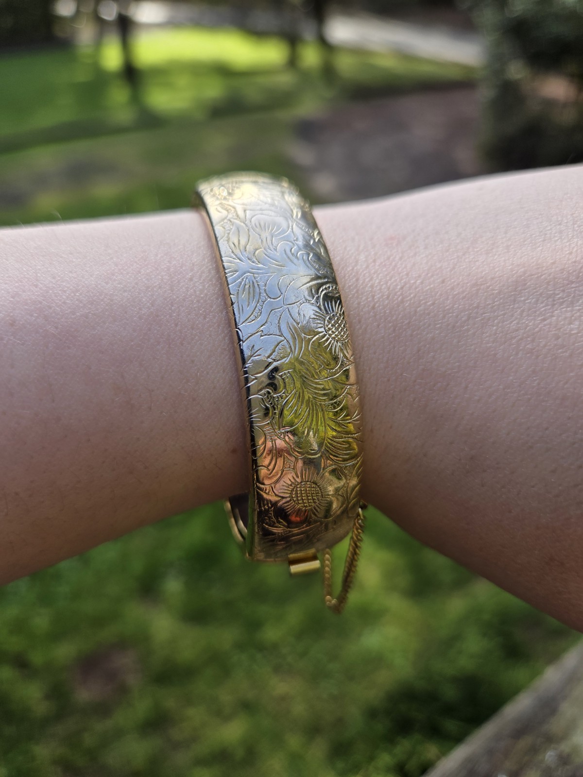 Vintage Floral Hinged Bangle Bracelet Gold Tone Flowers Victorian Style