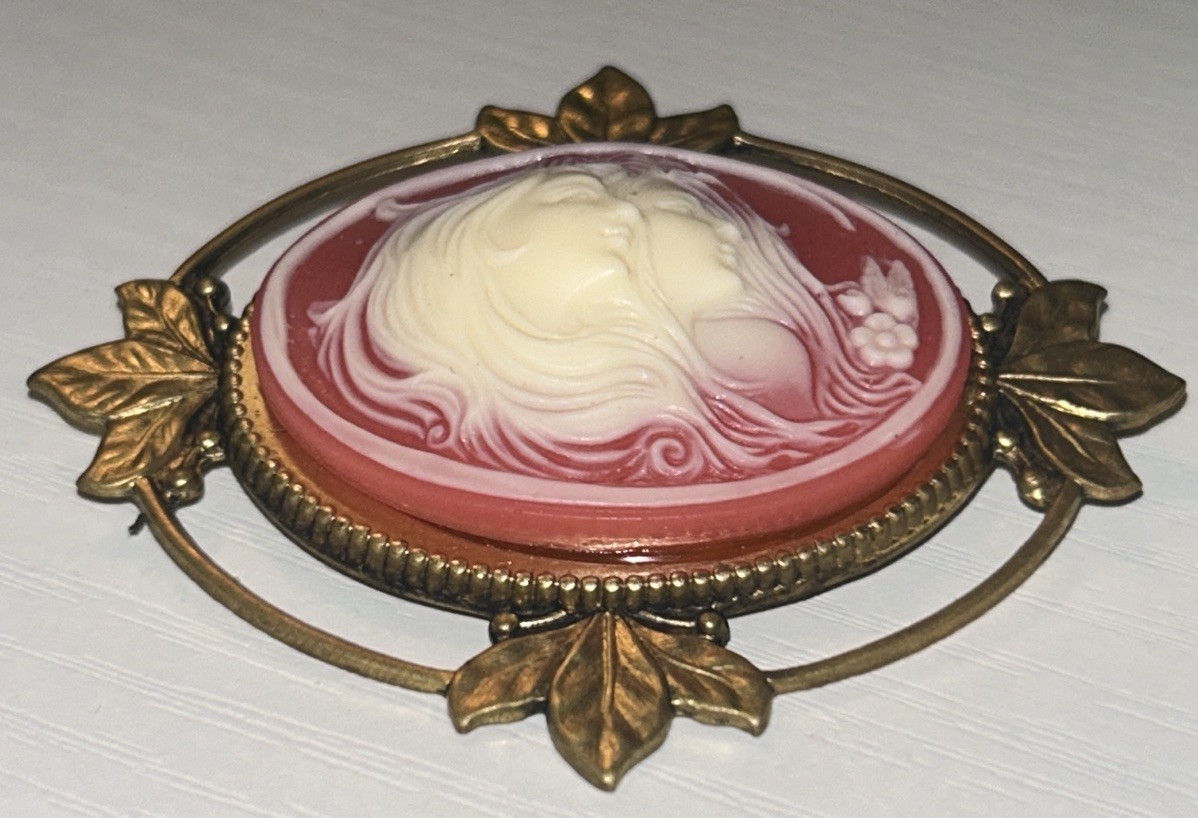 Vintage Twin Sisters Twin Muse Cameo Brooch Gold Leaf Frame 2.5”, 17g 1960’s MCM