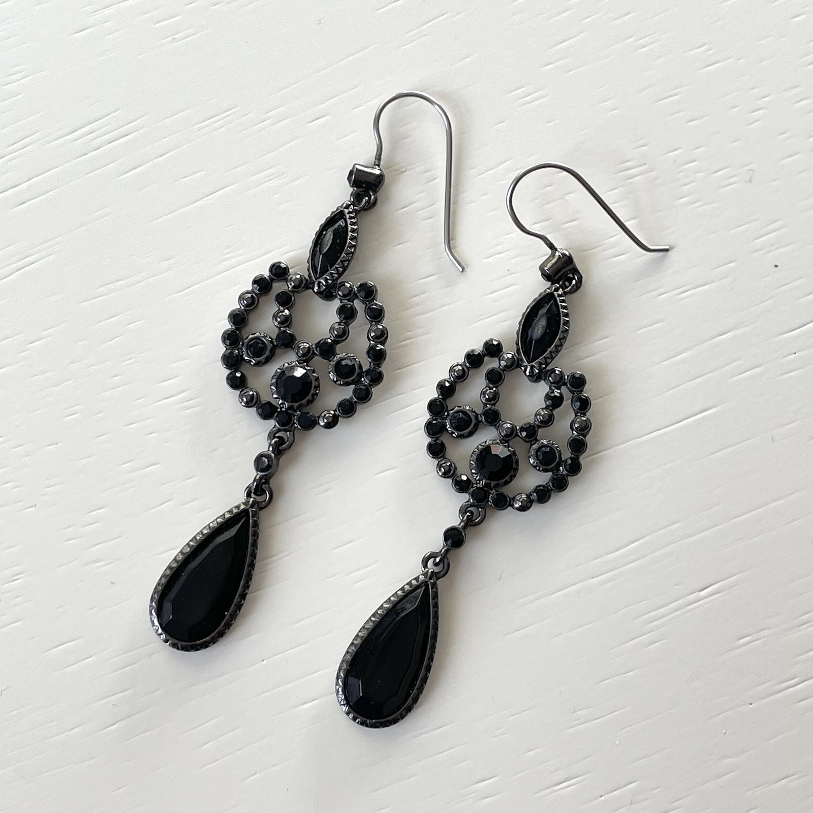 Vintage silvertone & black faceted plastic/acrylic stone dangle earrings goth