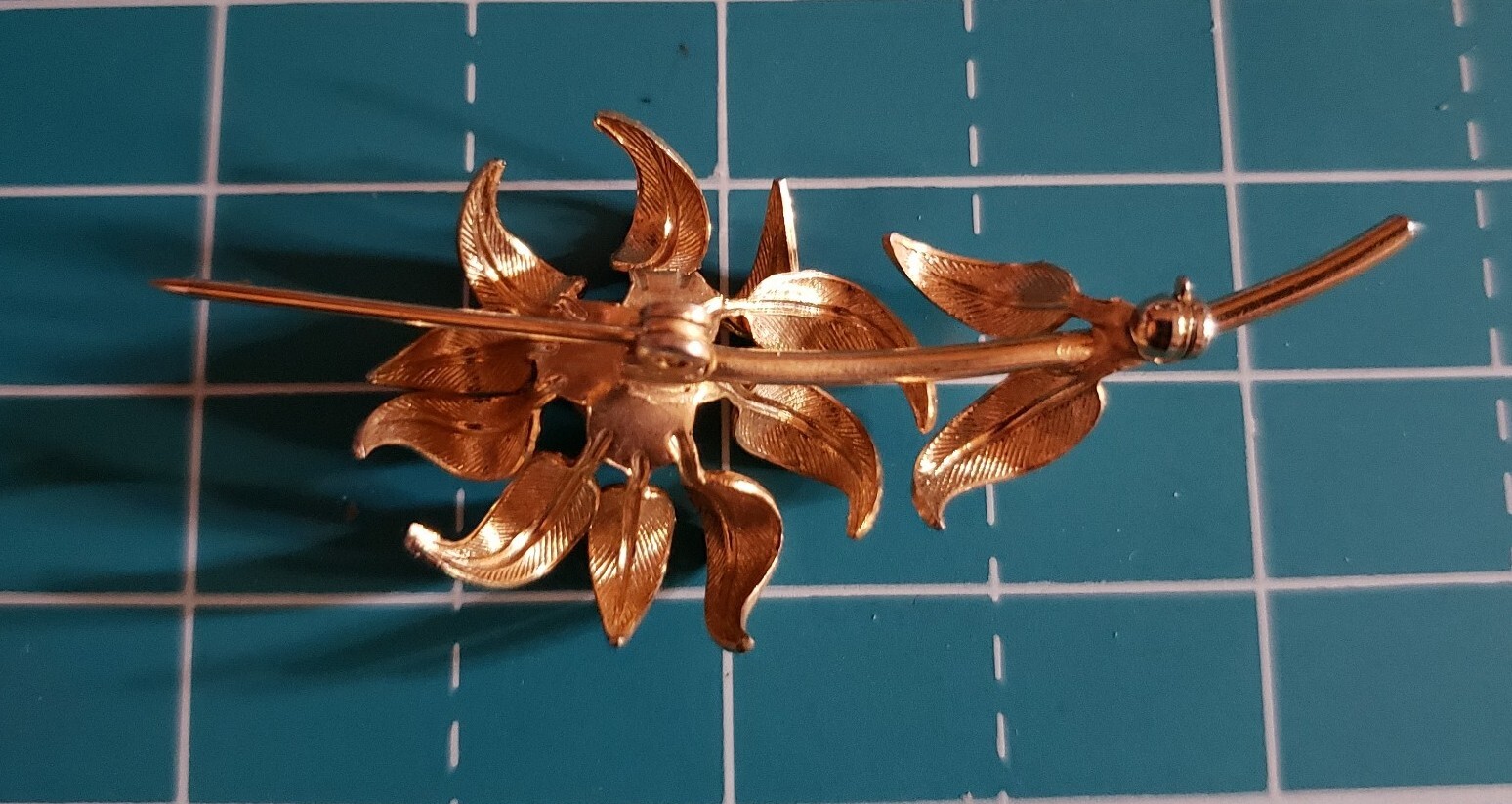Gold Tone Flower Coral Stone(?) Center Fall Floral Autumn Pin Brooch
