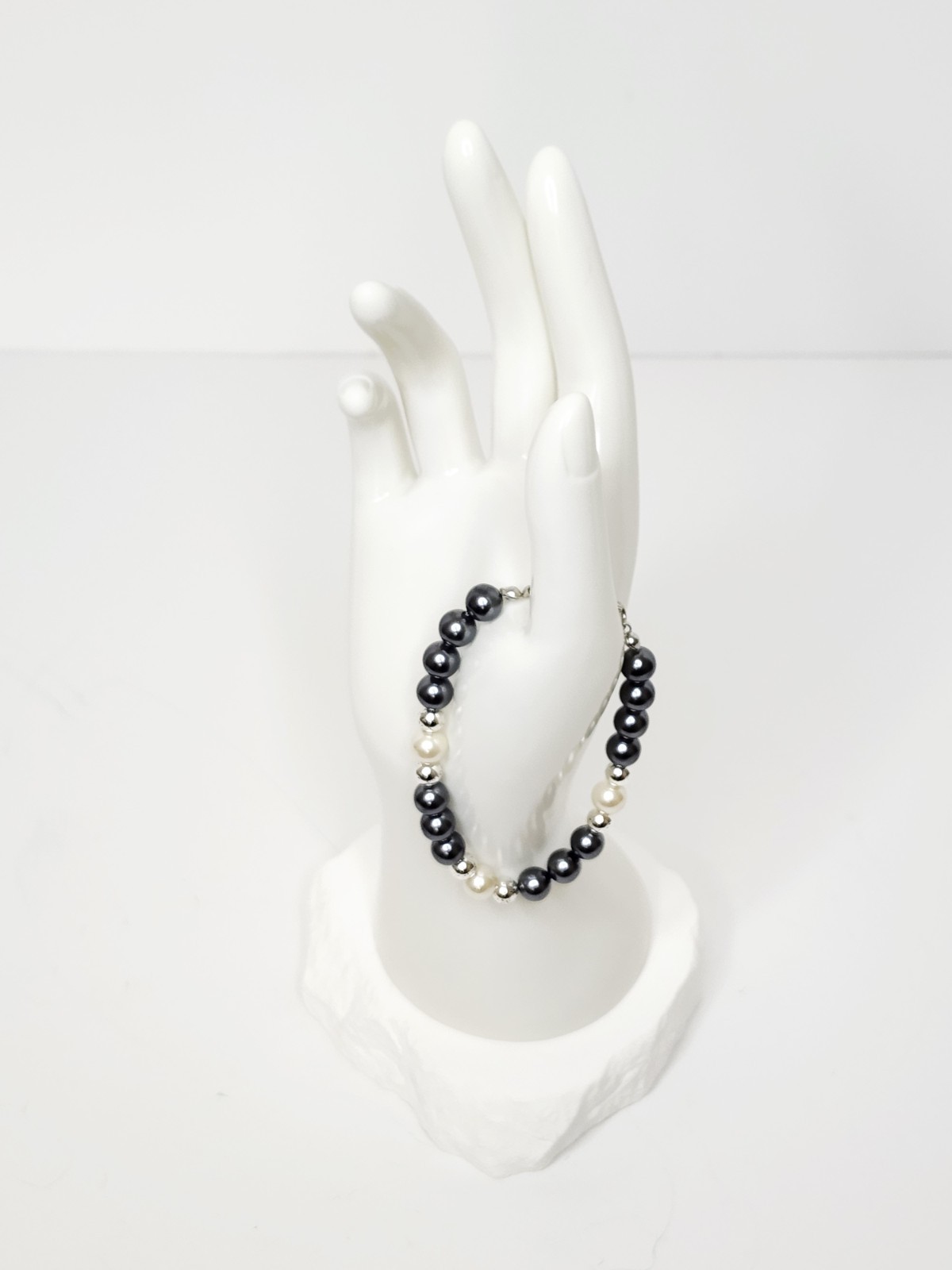 Vintage Gray And White Faux Pearl Bracelet – Freshwater Look – READ