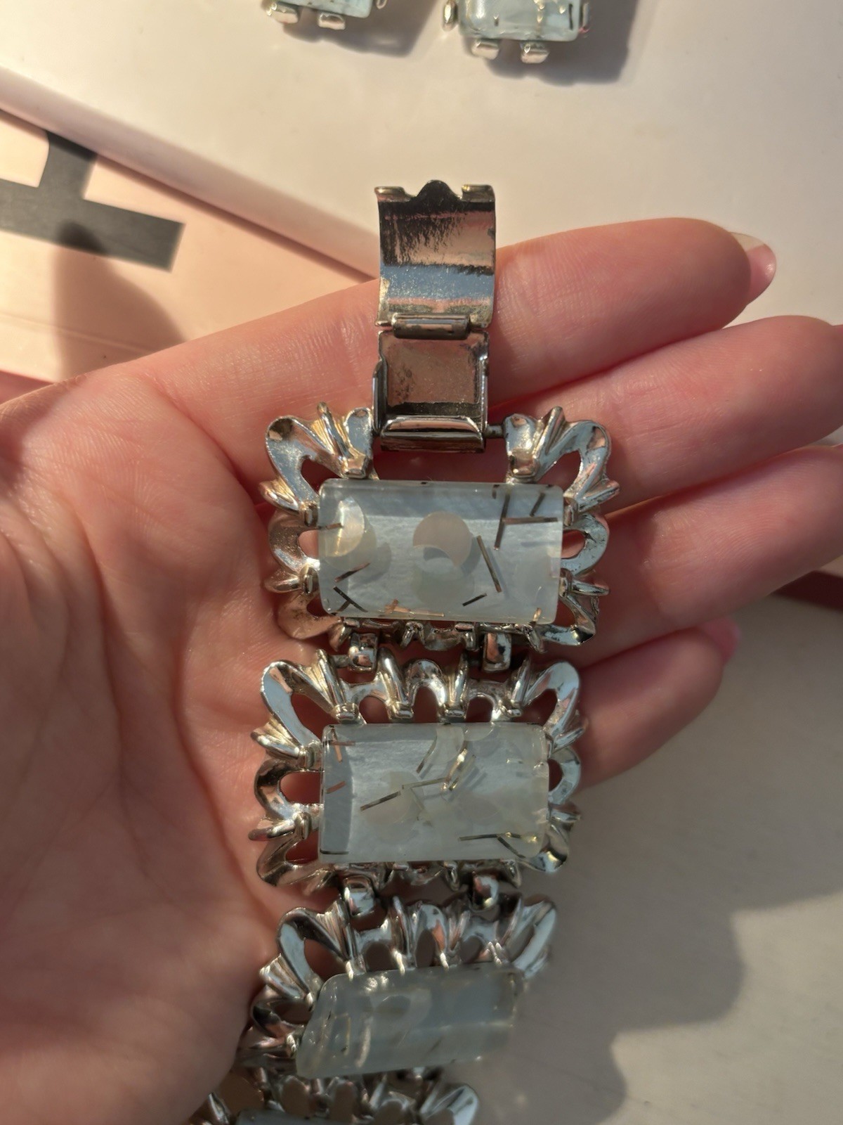 VINTAGE Gorgeous Confetti Lucite Thermoset Silver tone Bracelet & Clip Earrings