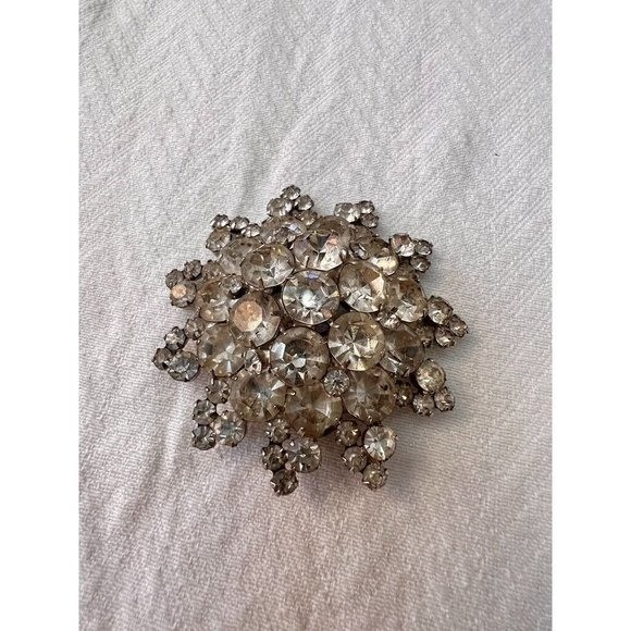 Vtg 3″D Brooch Clear Cut Crystals Silver Tone Beauty Flower Pin Clear Crystal