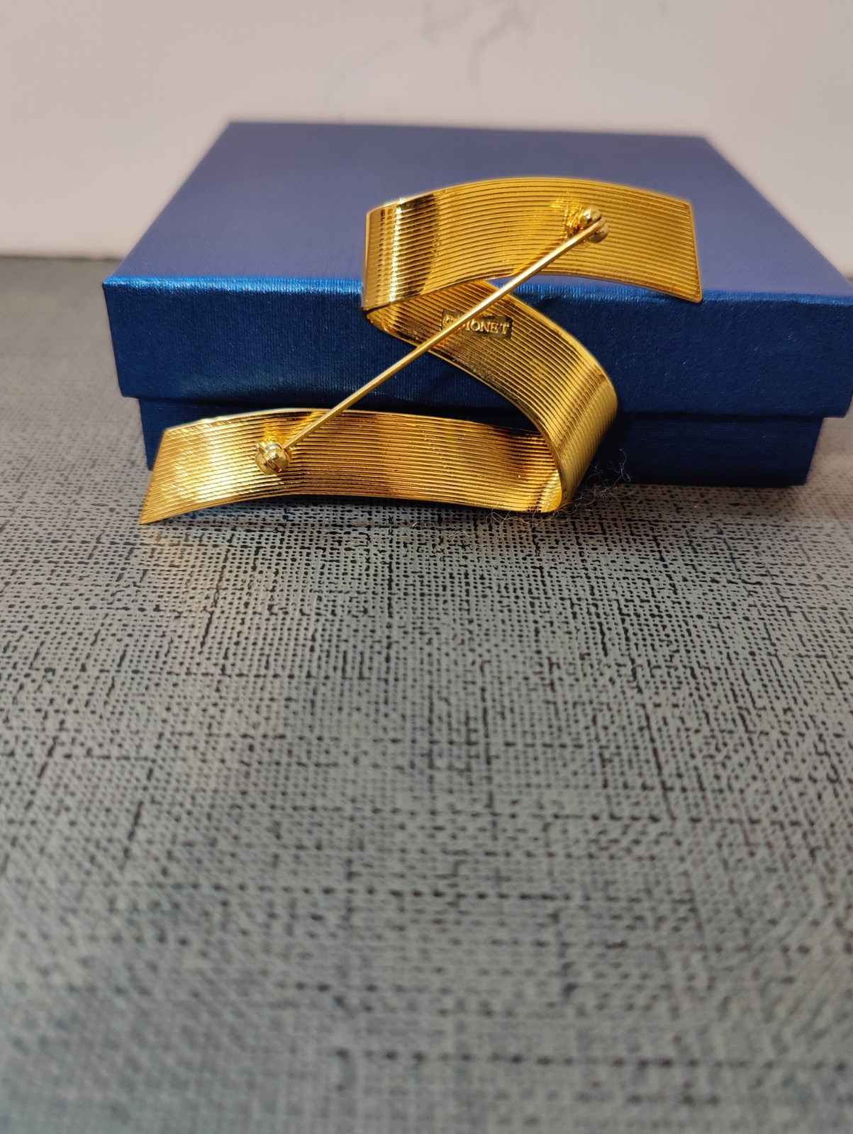 VINTAGE MONET SWIRL RIBBON BROOCH GOLD TONE