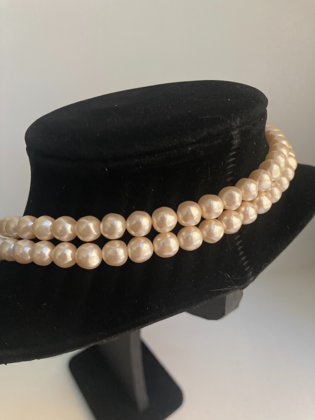 VINTAGE SIGNED K.J.L. FOR AVON FAUX PEARLS WITH ENAMEL BUTTERFLY 18″ NECKLACE