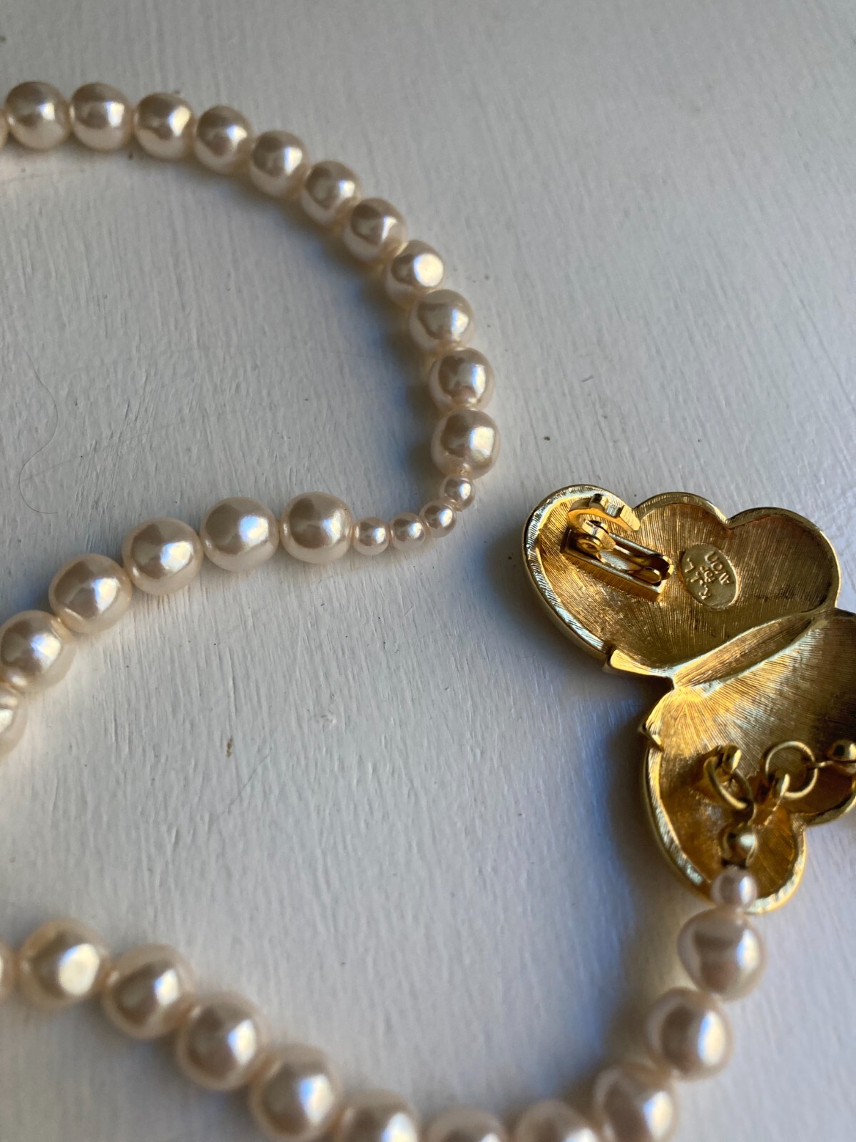 VINTAGE SIGNED K.J.L. FOR AVON FAUX PEARLS WITH ENAMEL BUTTERFLY 18″ NECKLACE