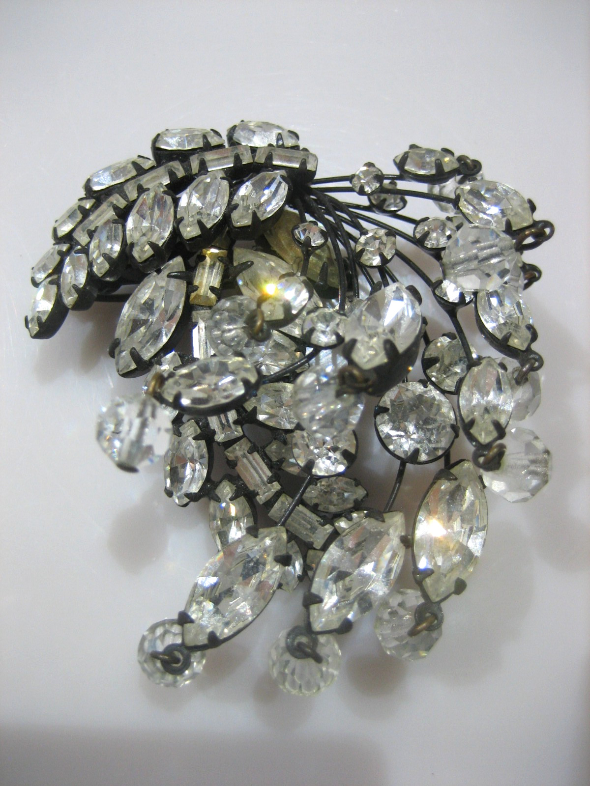 STUNNING SIGNED ALICE CAVINESS BLACK CLEAR CASCADING BROOCH