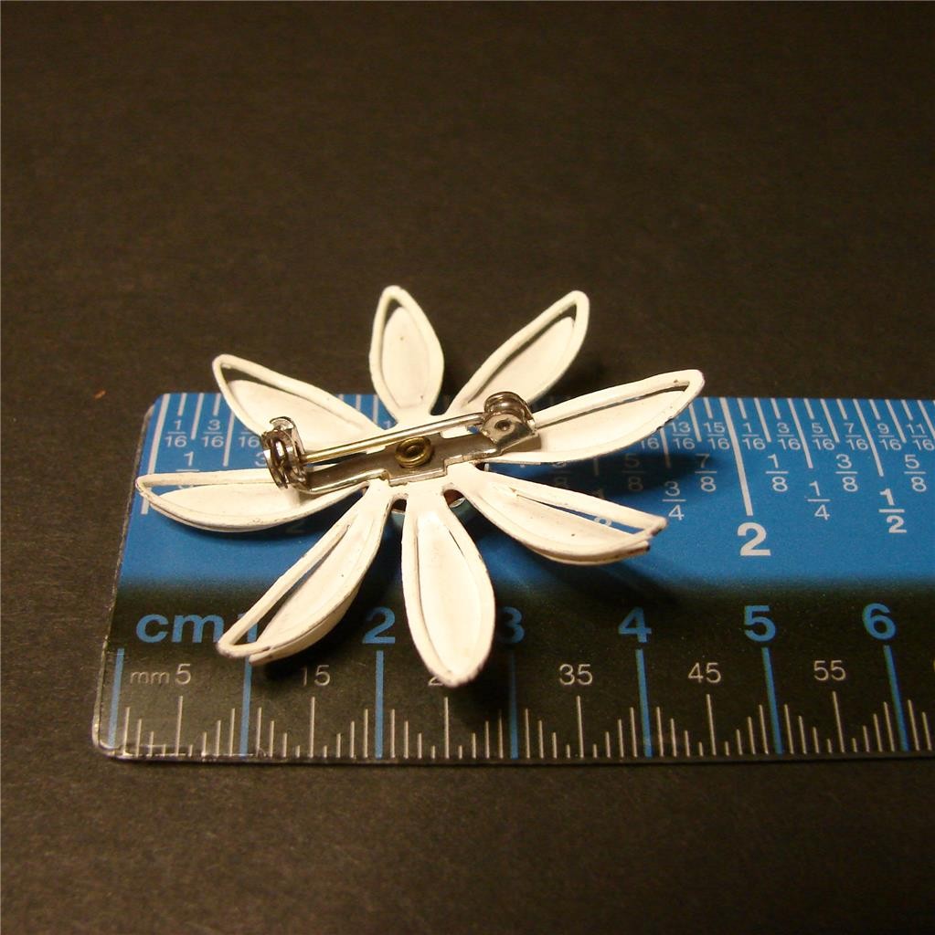 Vintage Retro 60’s White Enamel Metal Cout Out Petals Daisy Flower W Blue READ