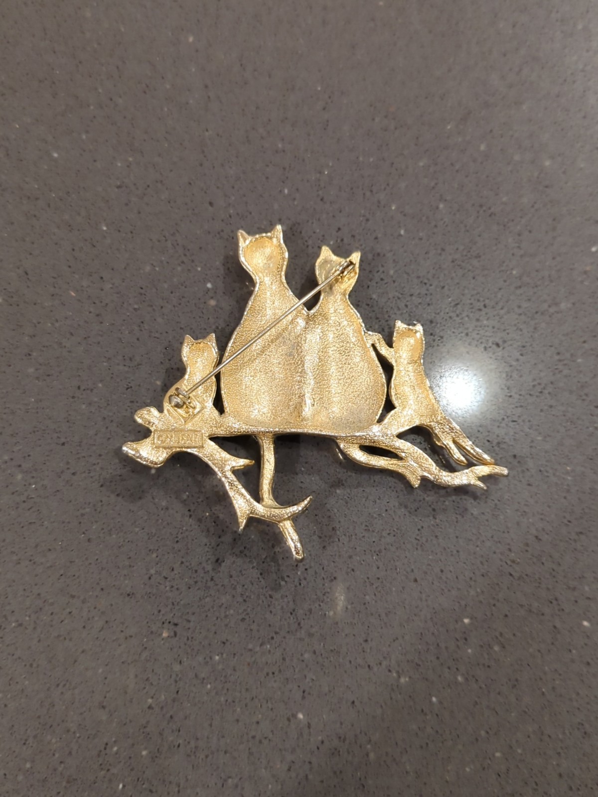 Cats on Limb Womens Gold Tone Brooch/Pin Signed By MJENT 3.5” W X 3.5”H K52