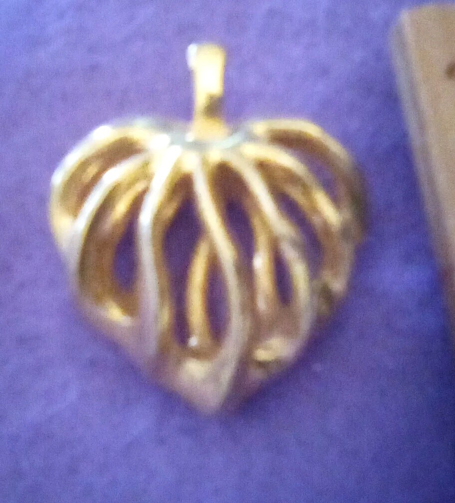 Pendant Heart open Gold Tone 1×1″ Medium Weight. Not Sure If It Opens