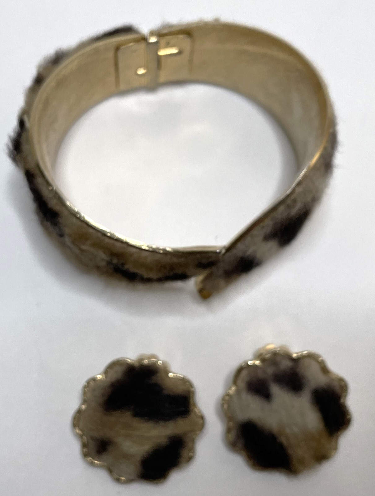 Vtg 60s Faux Fur Leopard Print Clamper Bracelet & Clip Earring Set Gold Tone