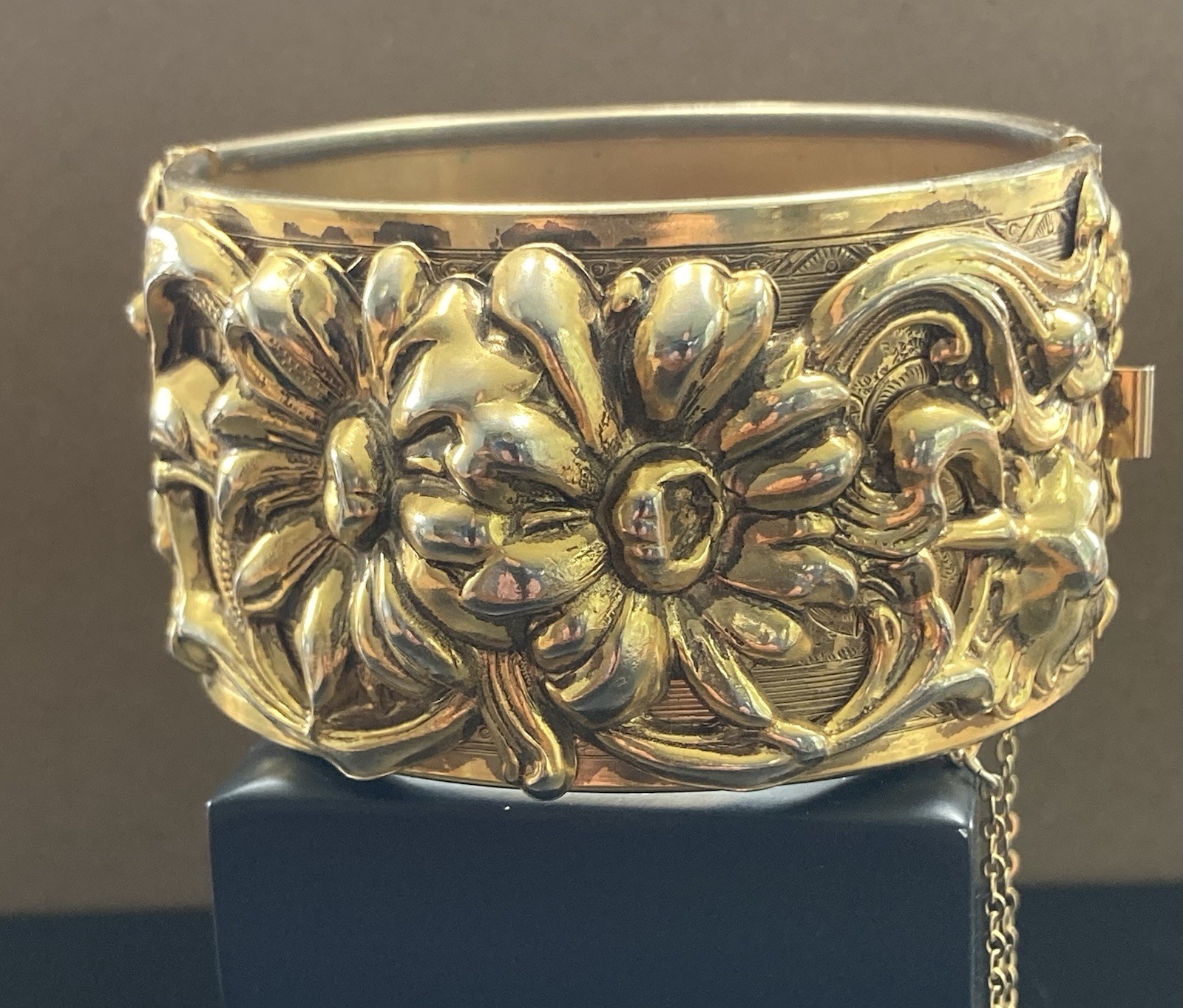 Vintage Bangle Bracelet Repousse Chunky Gold Tone 7” Signed Vargus Hinged READ