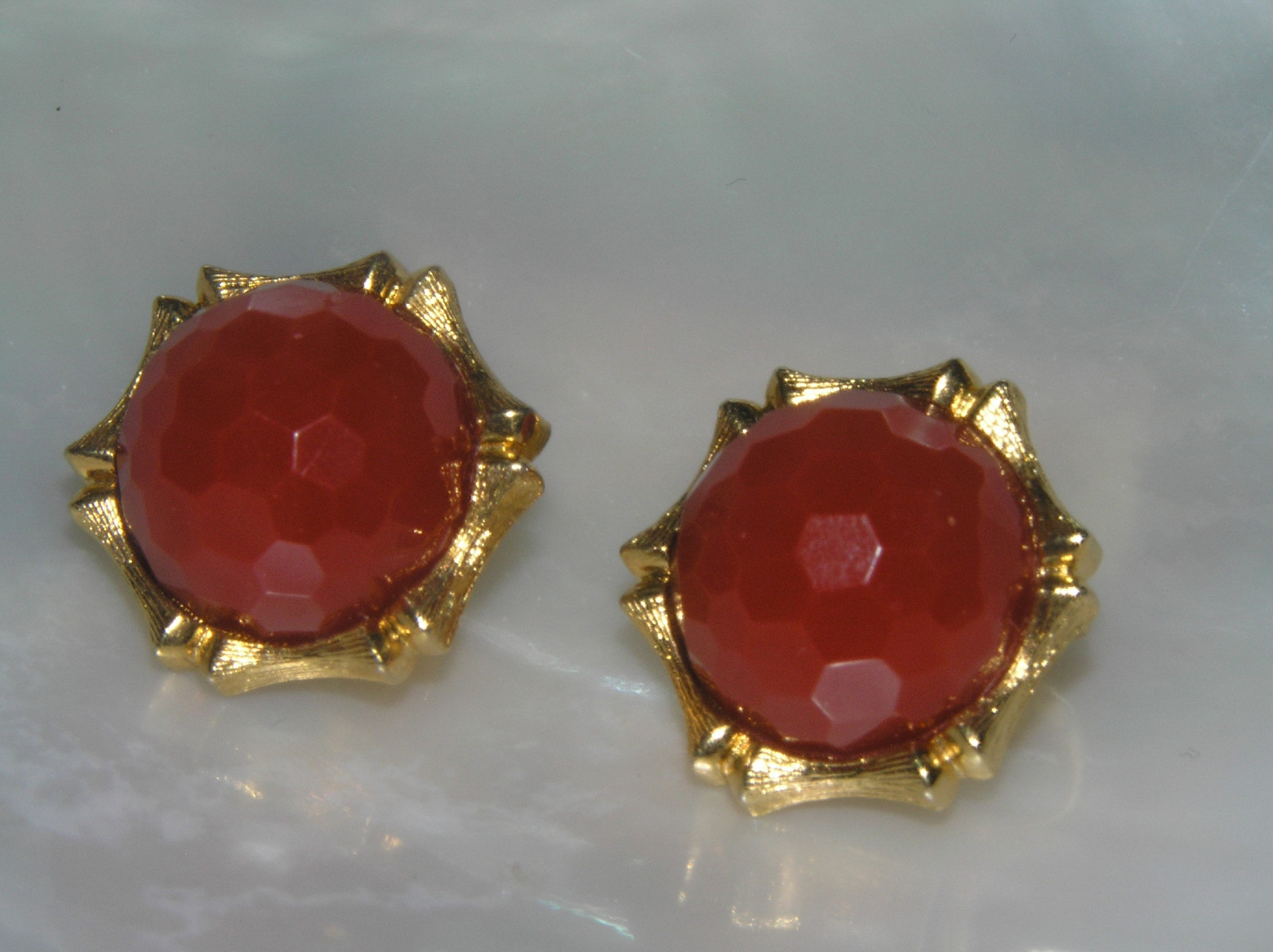 Vintage Goldtone Bamboo with Rusty Orange Faceted Plastic Beehive Cab Clip Ear