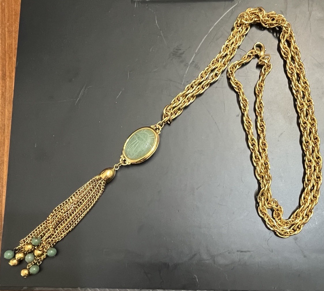 VTG Egyptian Revival Jade Scarab Carved Stone Gold Tone Pendant Necklace 34in