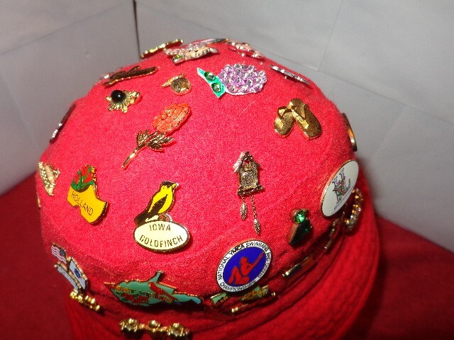 69 PIECE VINTAGE US STATE SOUVENIR PIN & BROOCH COLLECTION + HAT AND HEAD #L 104