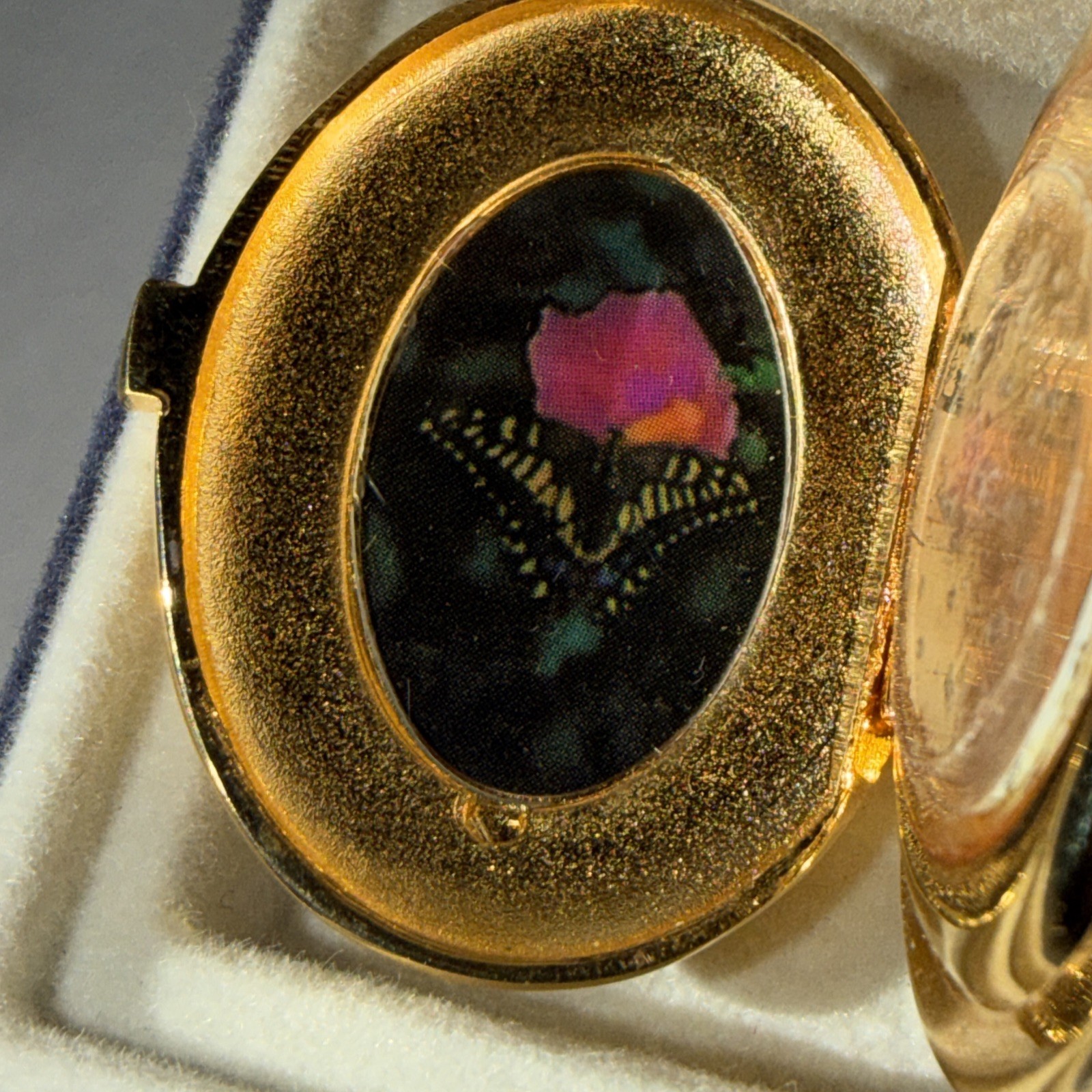 Vintage Quartz EtchedPocket Watch / Pendant Locket Gold Tone
