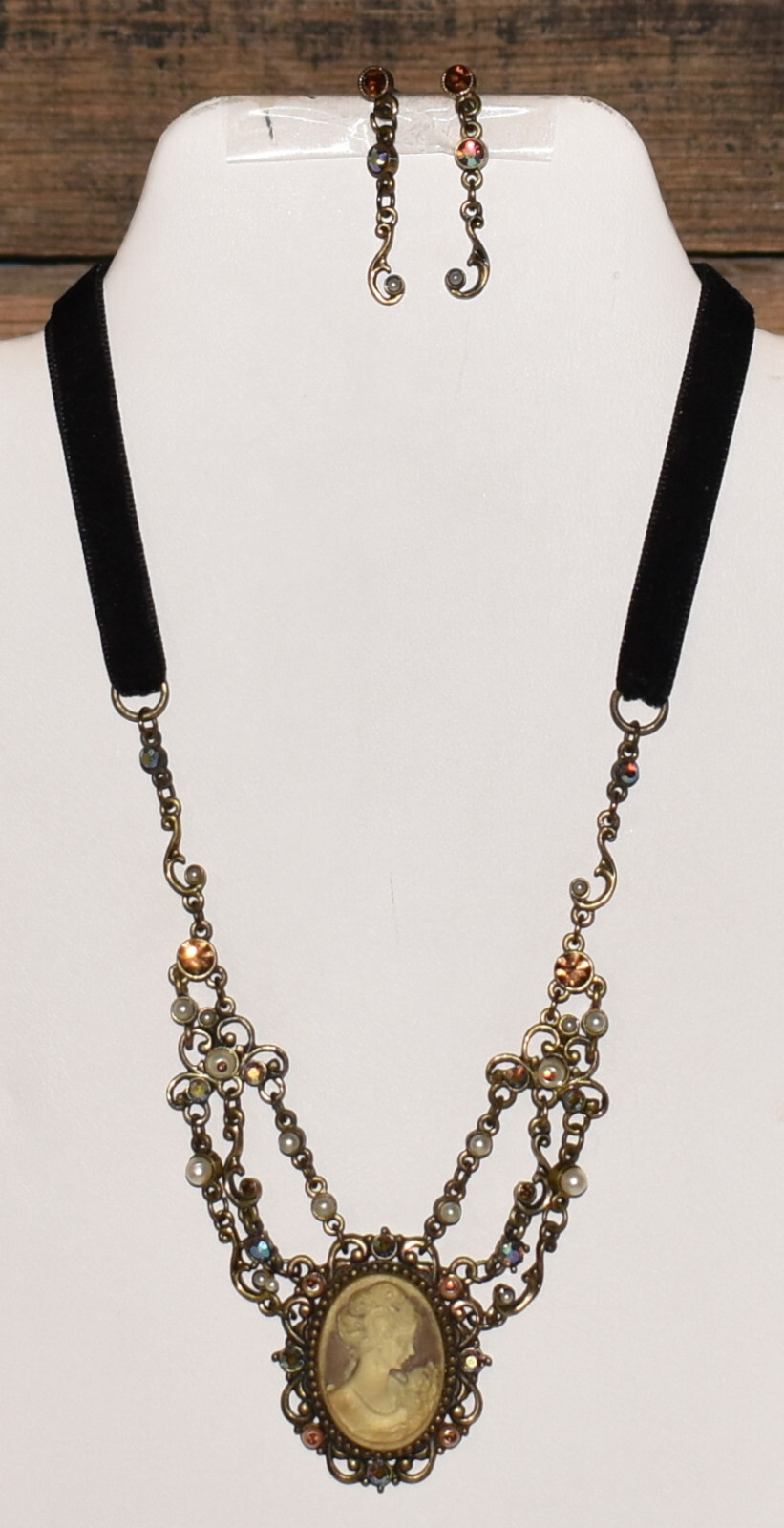 Vintage 1920-50’s Cameo Necklace w Black Velvet Cord & Matching Dangle Earrings