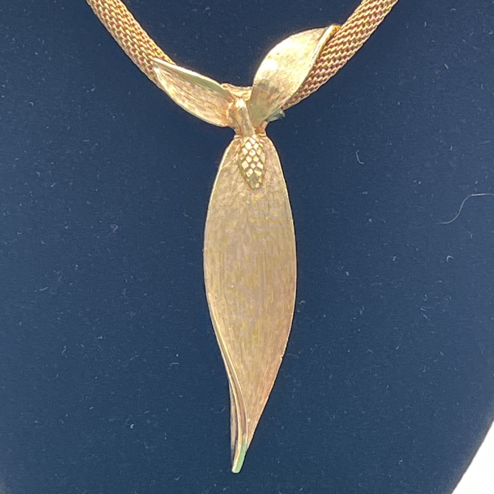 Judy Lee Vintage 2 3/4” Brushed Goldtone Leaf Necklace 20” Mesh Chain Signed MCM