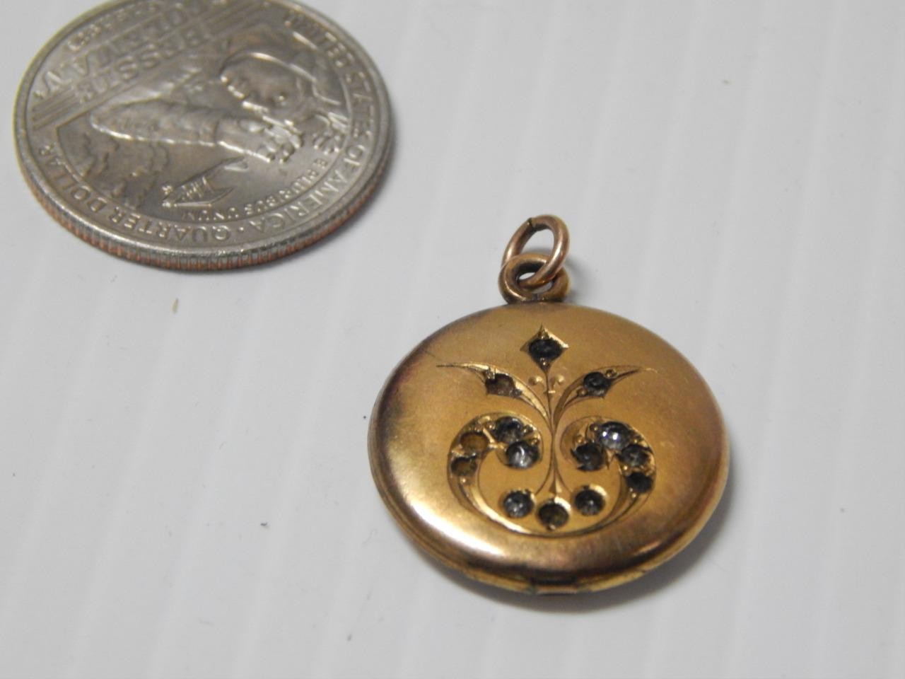 ANTIQUE VINTAGE CIRCULAR / ROUND VICTORIAN GOLD FILLED LOCKET – NICE GIFT !