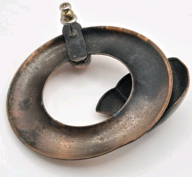 Vintage Copper Brooch / Pin Circle With Shell Design. 12g. Approx 2″ Diameter