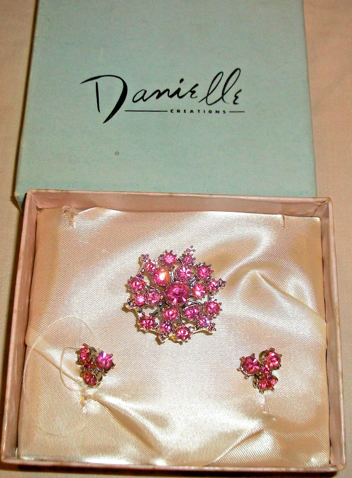 Vintage NOS 1950’s – Danielle Creations PINK RHINESTONE Brooch & Earring Set