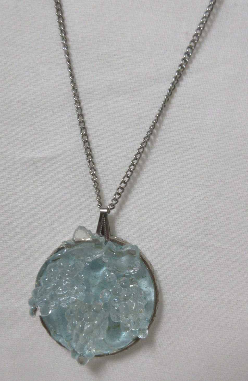 Vintage Silver Tone Tinted Molded Lucite Grape Clusters Pendant Necklace 21″
