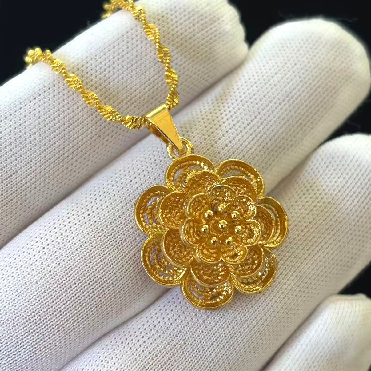 VTG Flower Hollowed-out Gold-plated (NOT SURE) Pendant Necklace, marked ‘999’