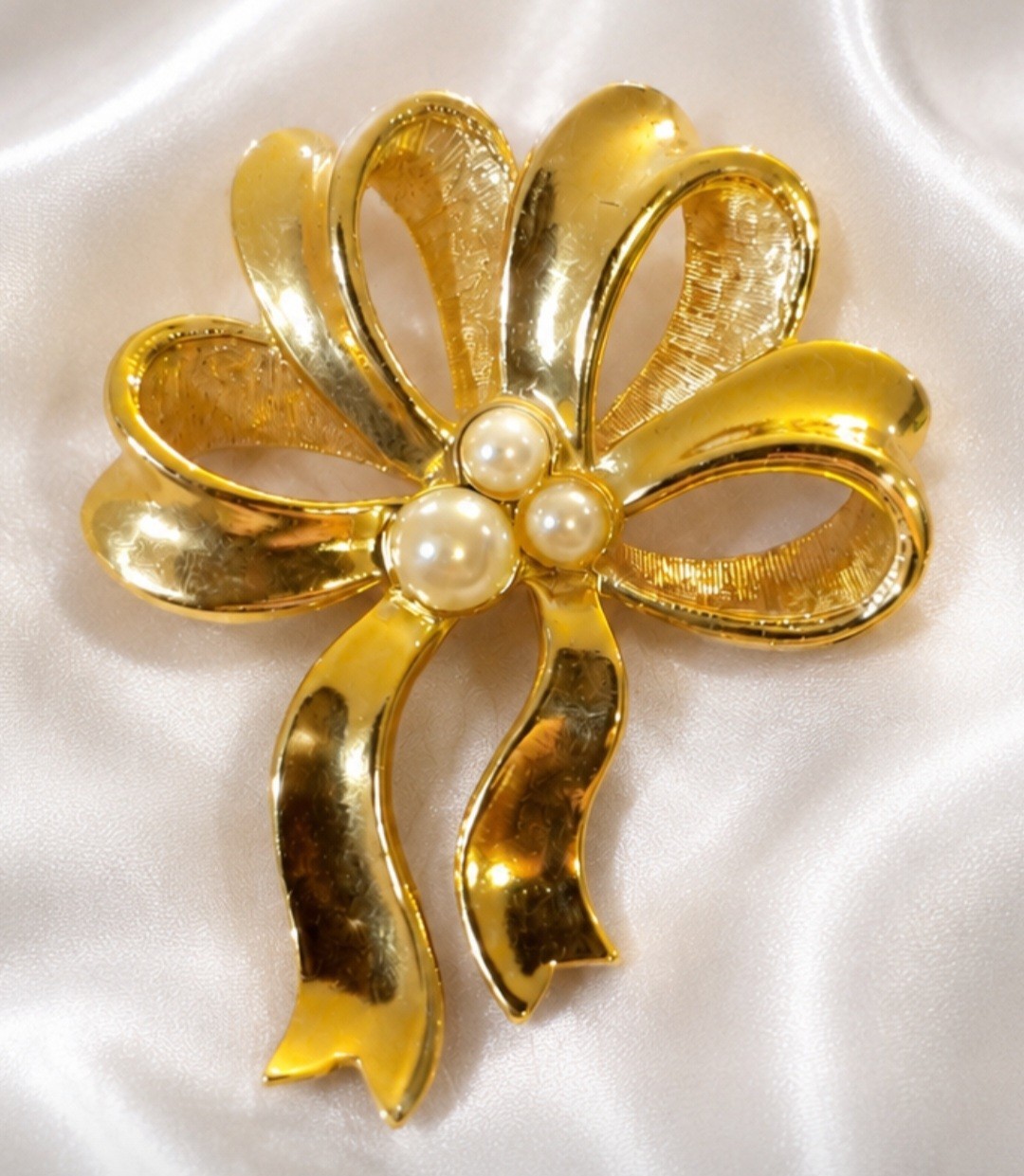 Vintage Avon Signed Gold Plated Ribbon Brooch