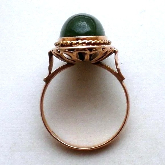Vintage Solid 18K Rose Pink Gold Bezel Set Green Nephrite Jade Cocktail Ring
