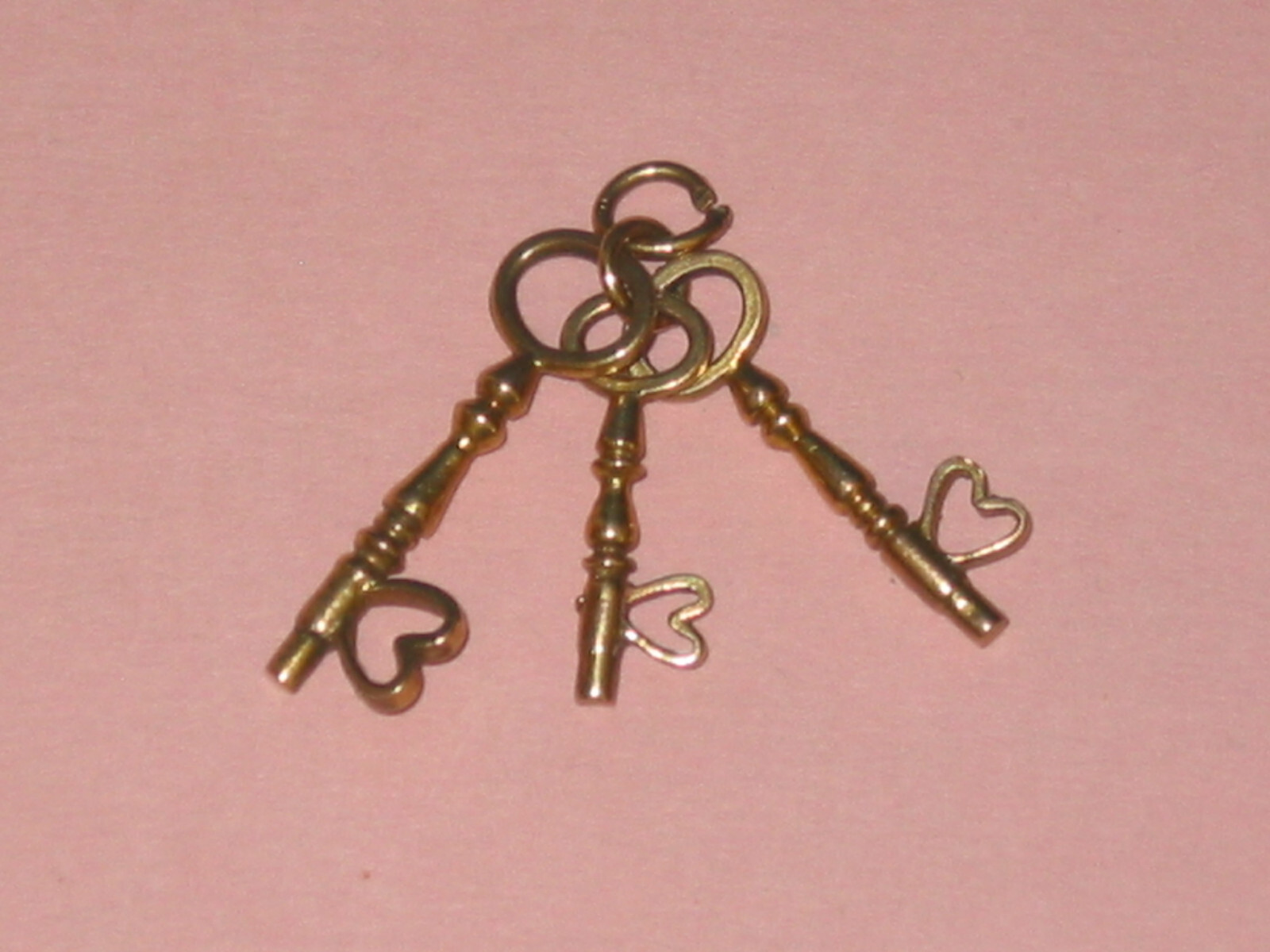 Snazzy Vintage Three Little Keys Charm ~ 9 Karat Gold