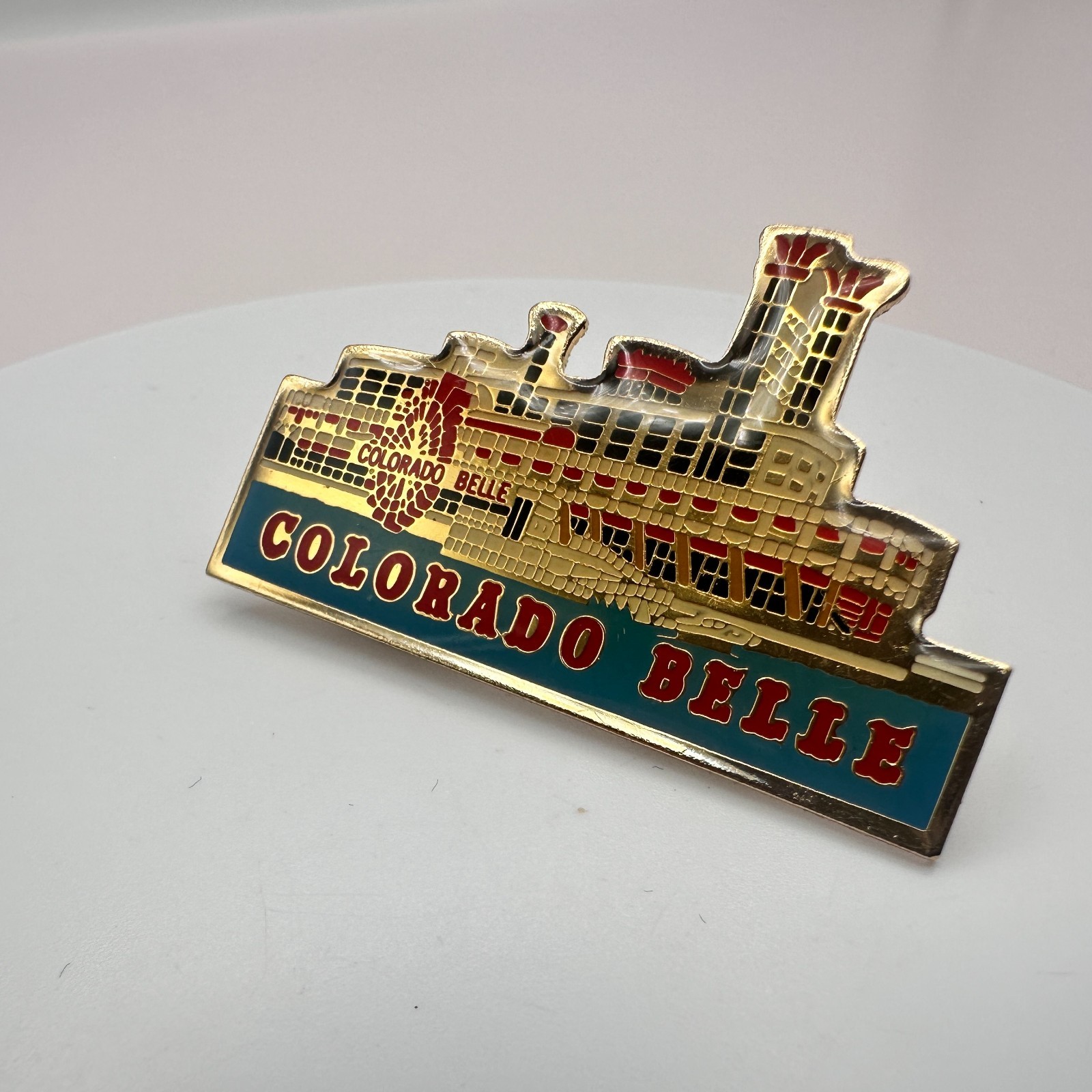 Vintage Y2K Gold Tone Colorado Belle Hotel Riverboat Enamel Lapel Pin Jewelry