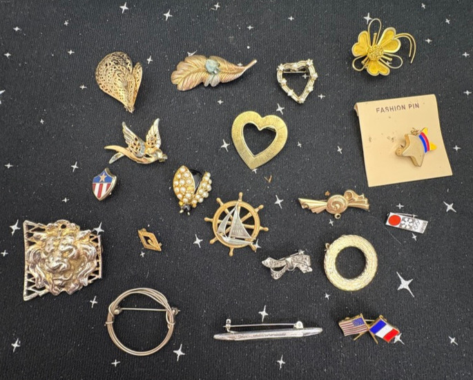 VTG Metal Pins Lot Of 18 Hearts,Stars,Flowers Mostly Gold Color