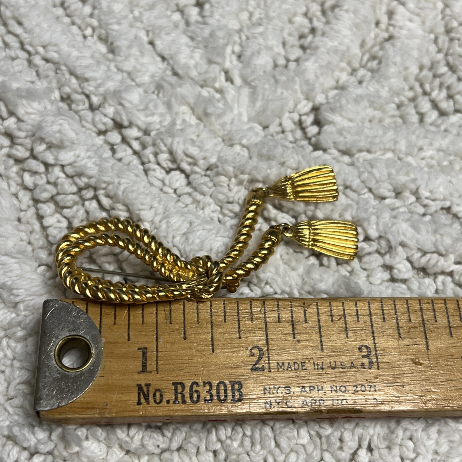 Vintage Avon Decorative Tassel Pin Brooch Gold Tone Knotted Rope Unsigned