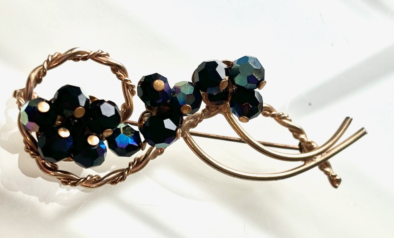 ELEGANT 1950s VINTAGE BLACK FACETED BEAD CLUSTER FASHION BROOCH, 3″ FLOWER PIN