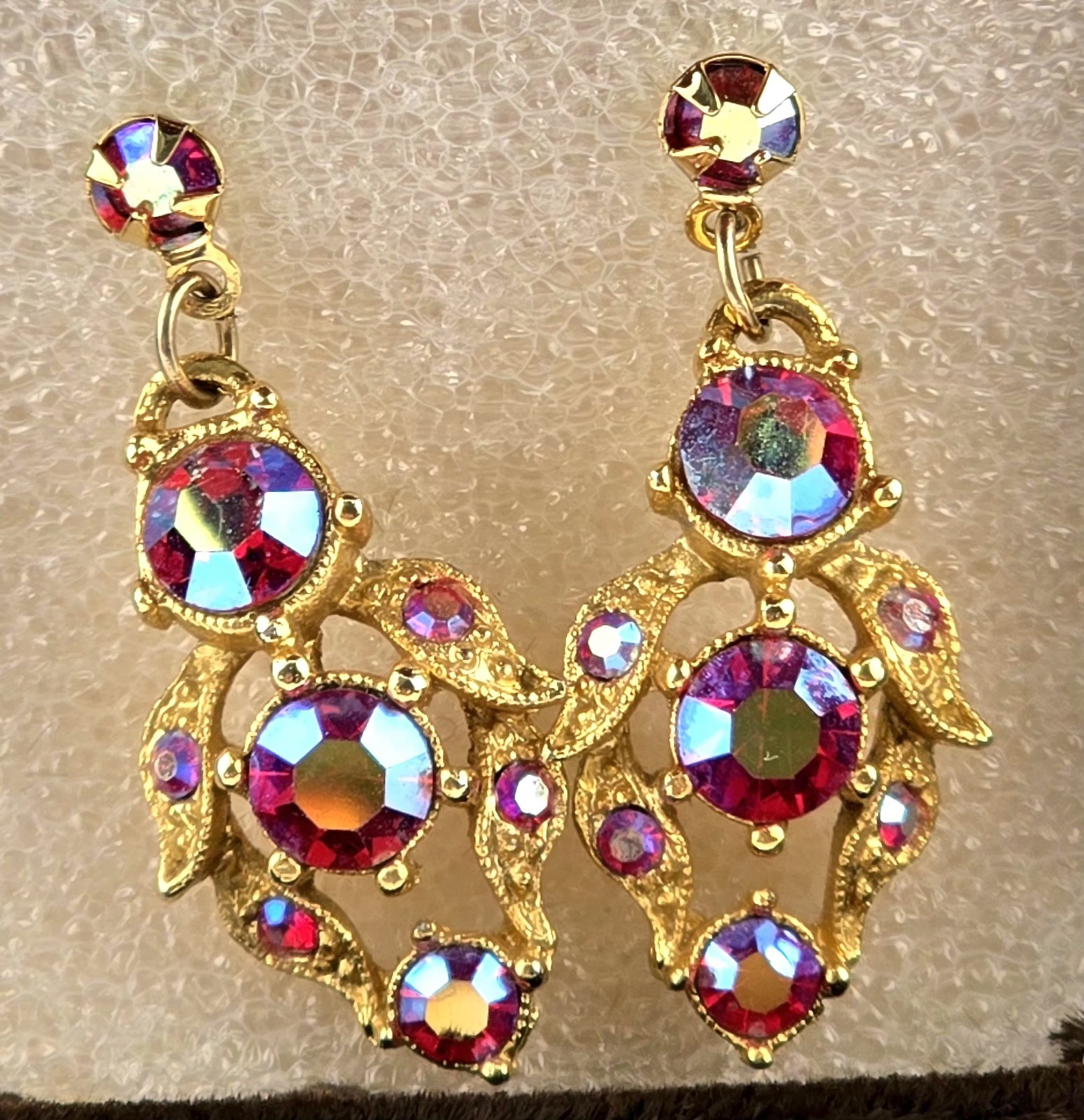 VTG IRIDESCENT PINKS PURPLES CRYSTALS VICTORIAN PIERCED DANGLY EARRINGS☆1.5″☆EC